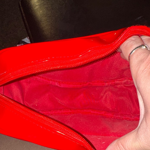 Farmasi Glossy Red Cosmetic Case
4.5x9x3
Glossy not stains seen on pictures - Picture 2 of 3